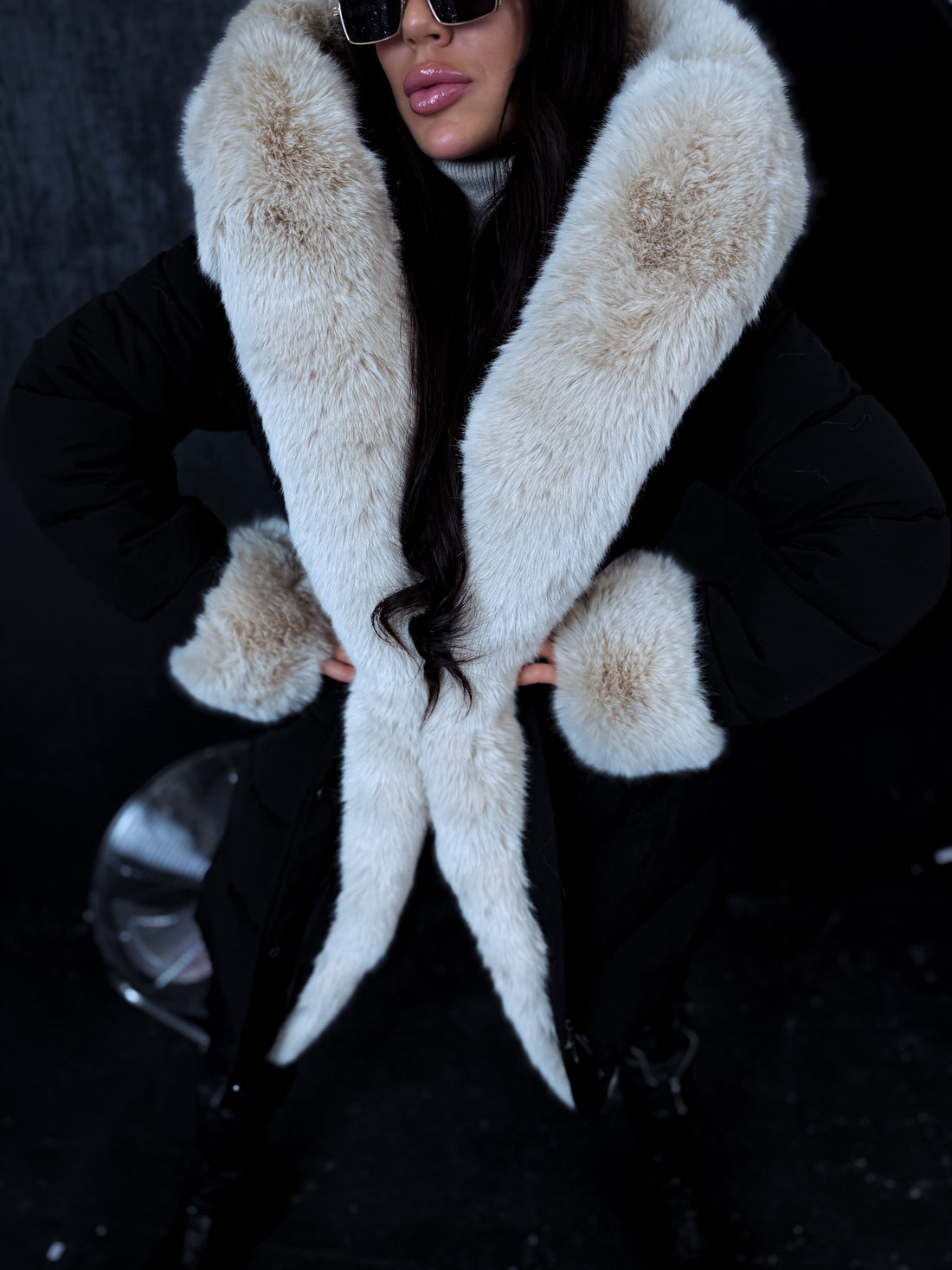 Pufīgā parka ar pūku FC7518 - melna ar bēšu PRE-ORDER