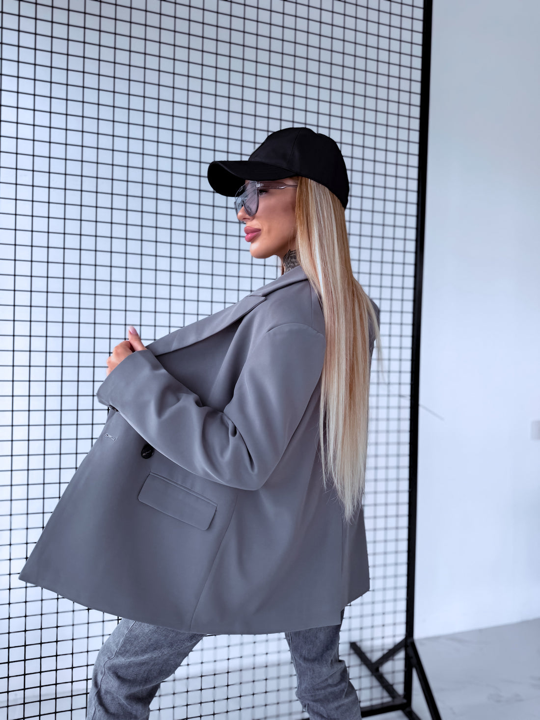 Oversize jacket with black sleeve buttons - gray 