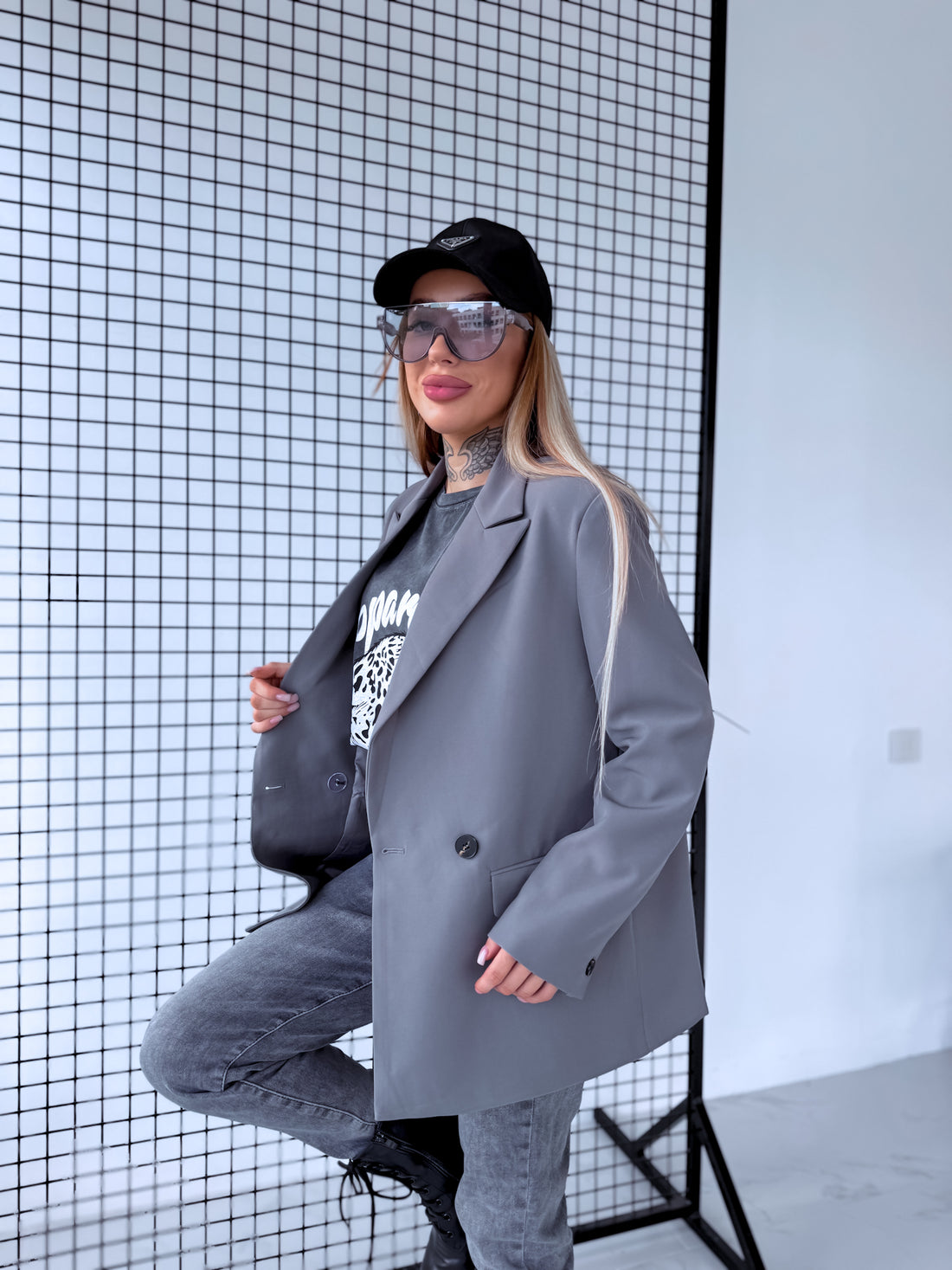 Oversize jacket with black sleeve buttons - gray 