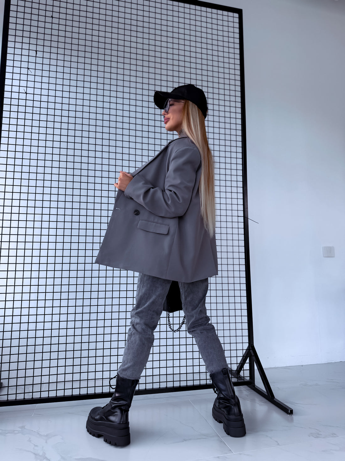 Oversize jacket with black sleeve buttons - gray 