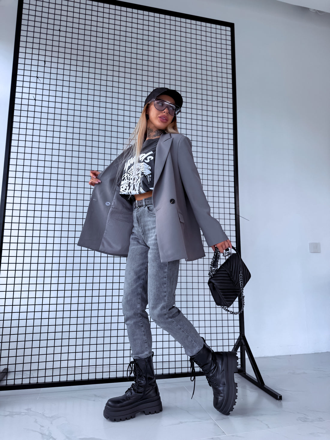 Oversize jacket with black sleeve buttons - gray 