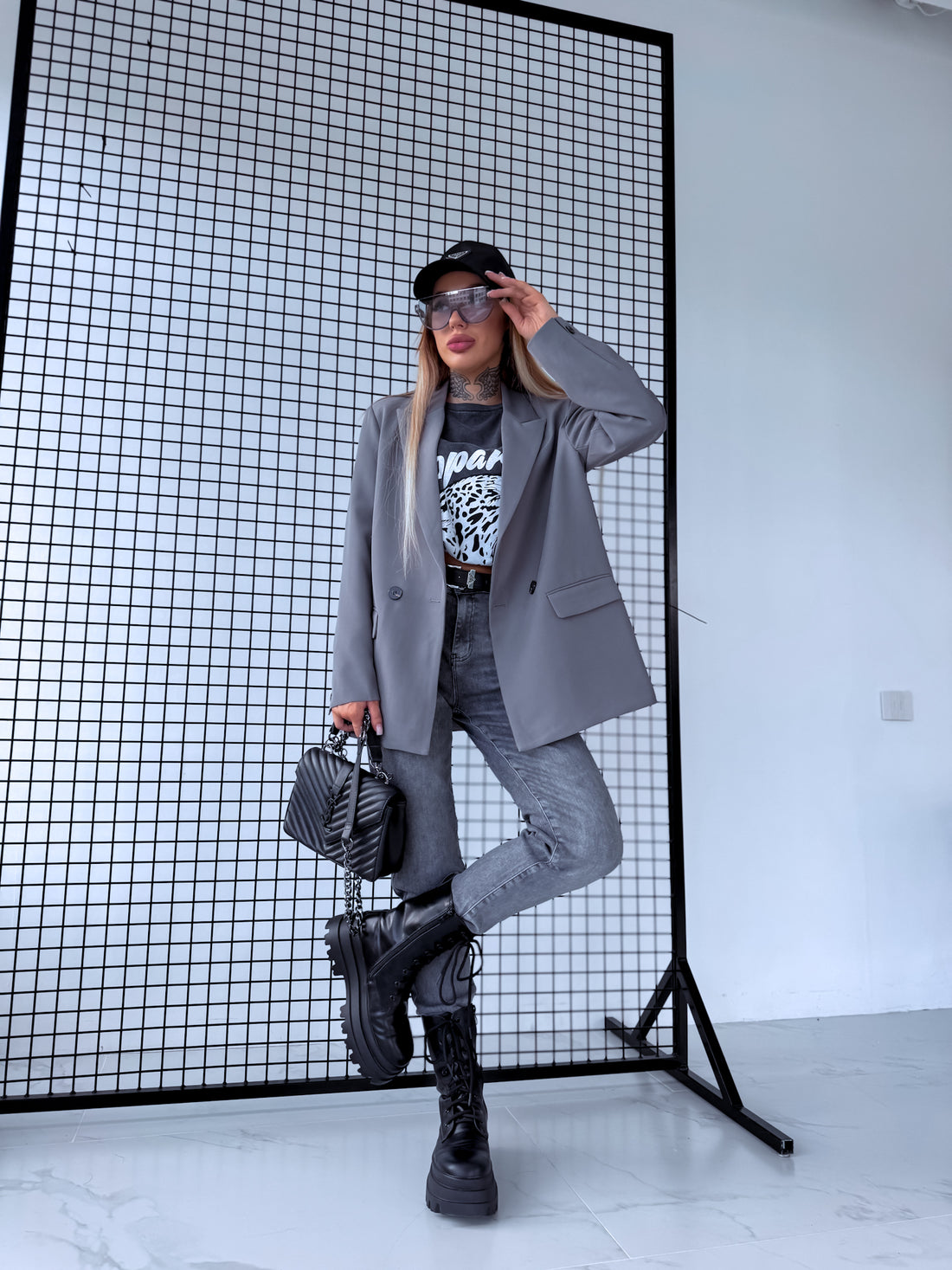 Oversize jacket with black sleeve buttons - gray 