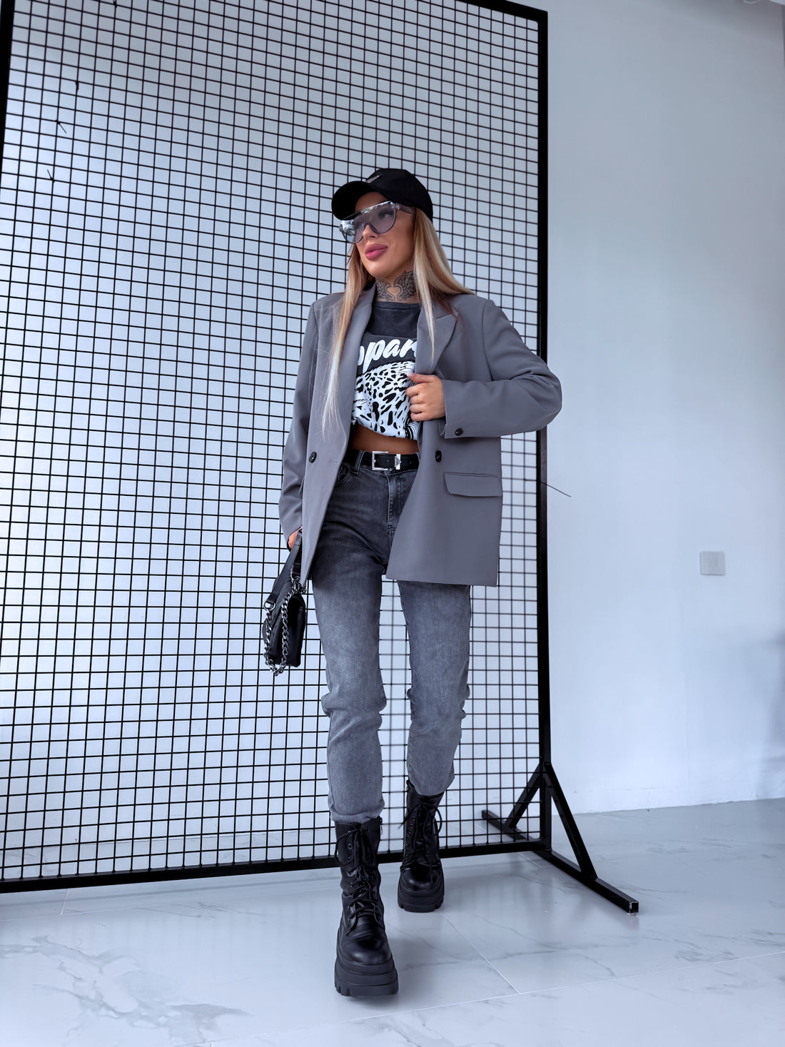 Oversize jacket with black sleeve buttons - gray 