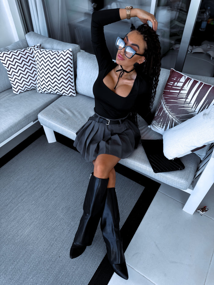 Black, basic PUSH-UP top with a square neckline 