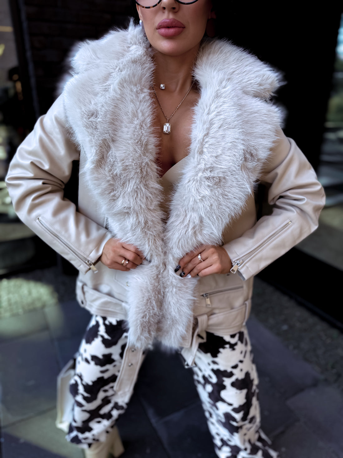 Gaiši bēša virsjaka ar bēšu pūku "LUX FUR" CV2125 PRE-ORDER