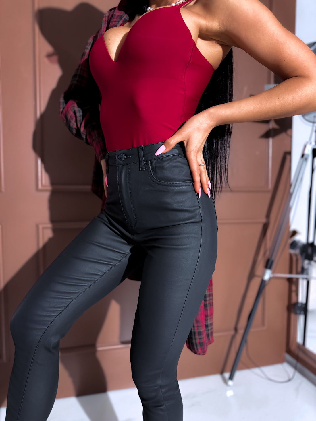 Dirbtinės odos kelnės „THE 80'S SKINNY“ SHW7309 – JUODOS