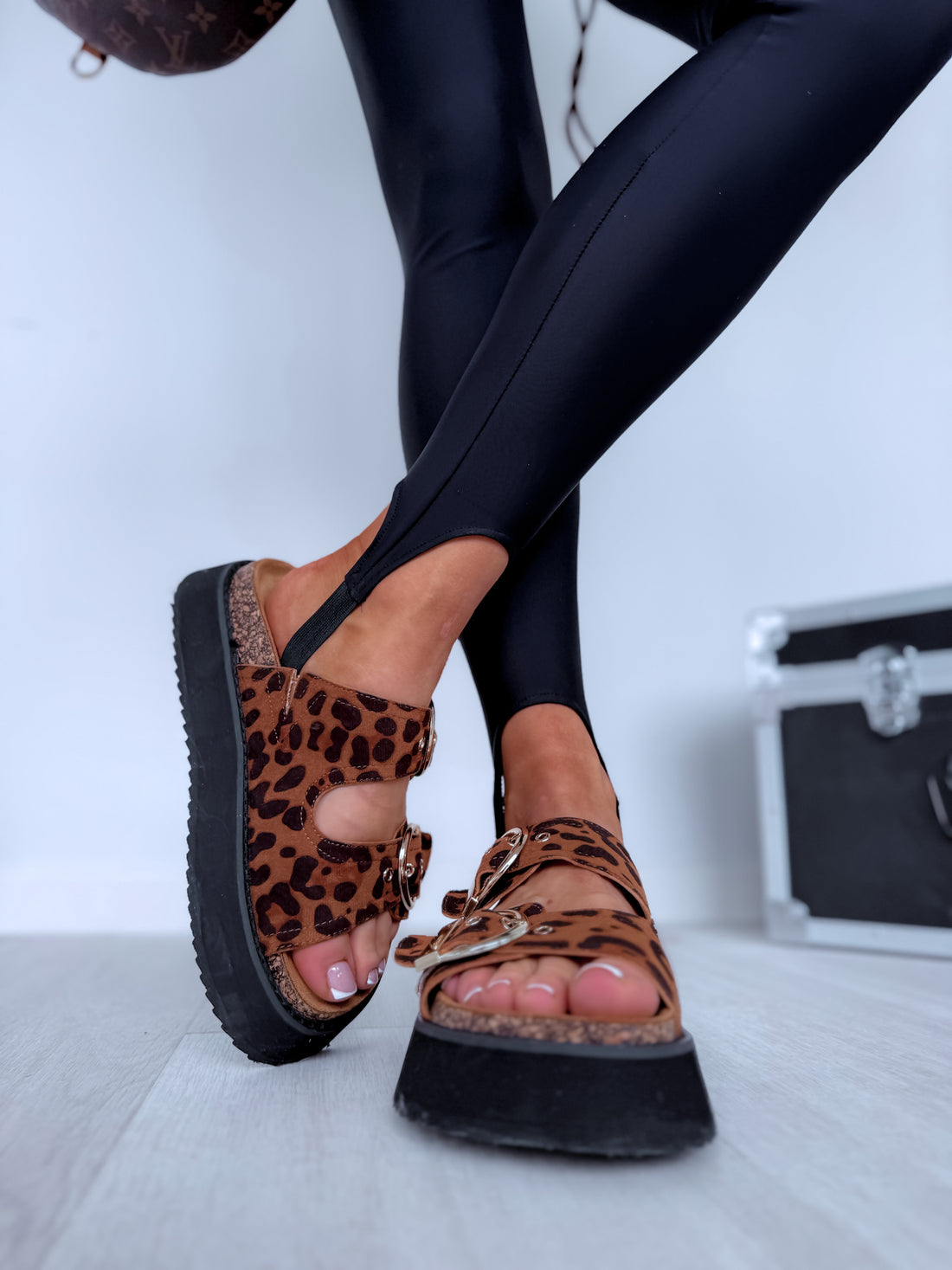 Iešļūcenes "UPLOAD" F1537 - LEOPARDO