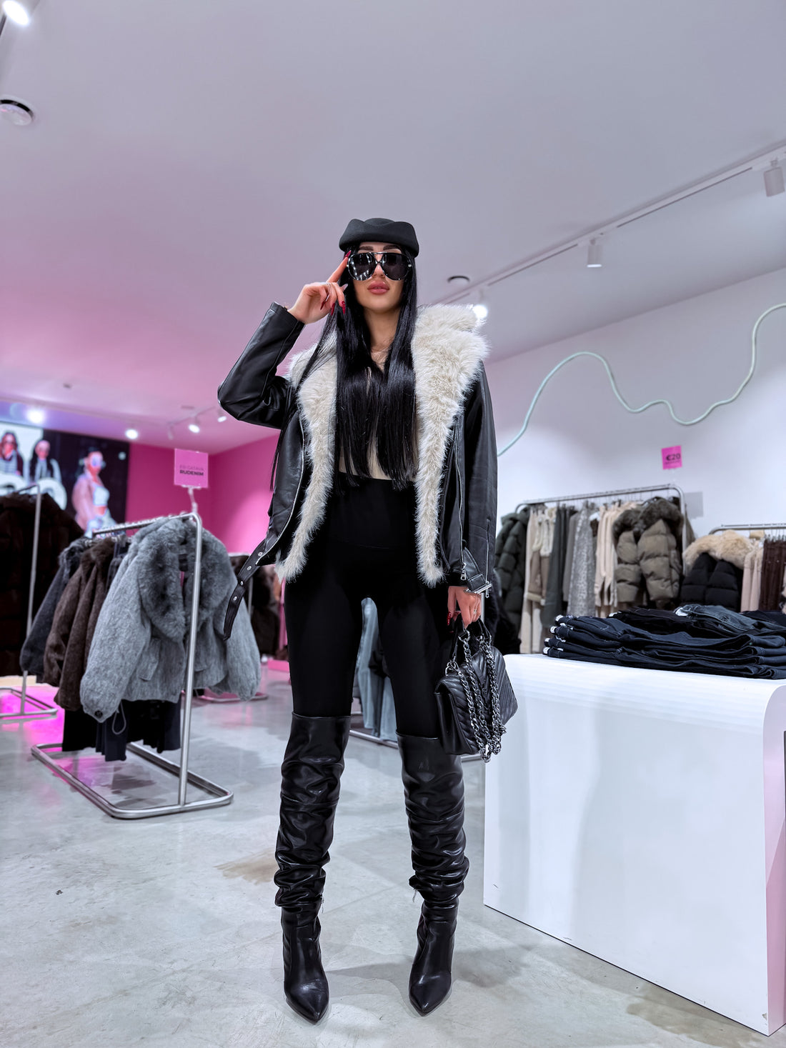 Juoda striukė su smėlio spalvos kailiuku "LUX FUR" CV2125