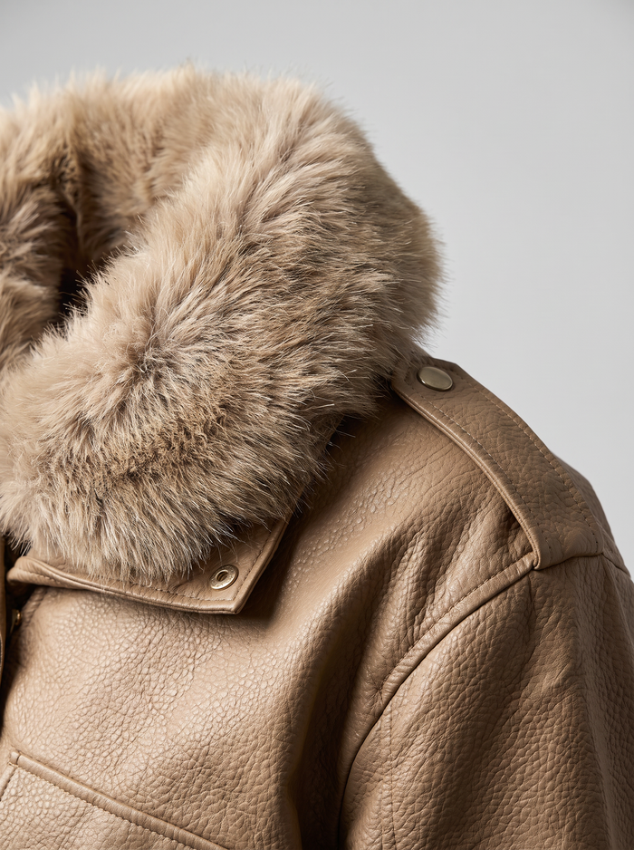 "MEDIUM 202345" odos imitacijos striukė - KARAMELE SU SMĖLIO SPALVOS PŪKU
